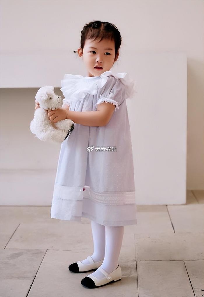 朱珠六一带女儿拍杂志，母女呈现招牌式梨涡笑，2岁王珠宝很可爱 - 9