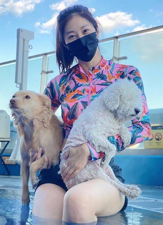 韩国女艺人徐东周晒泳池近照 穿泳衣怀抱两只爱犬 - 2