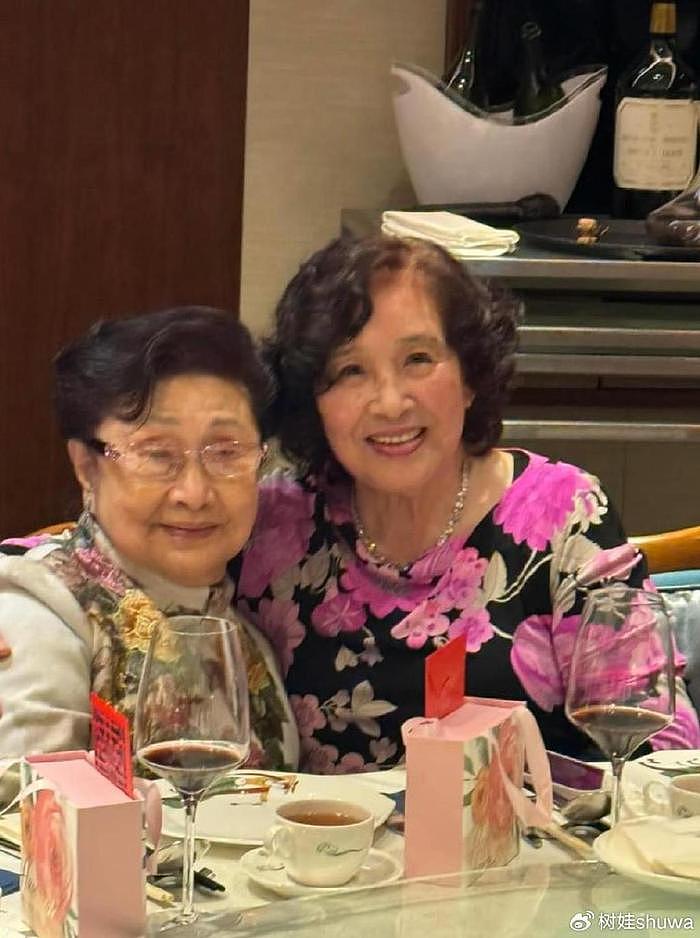 香港富商遗孀办寿宴，94岁穿大花裙毫不显老，四代同堂有四个曾孙 - 2