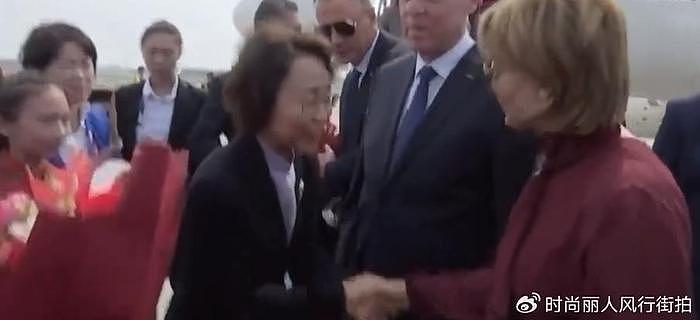 突尼斯总统夫妇访华！第一夫人刚到机场就把人美到，紫裙太惊艳了 - 2