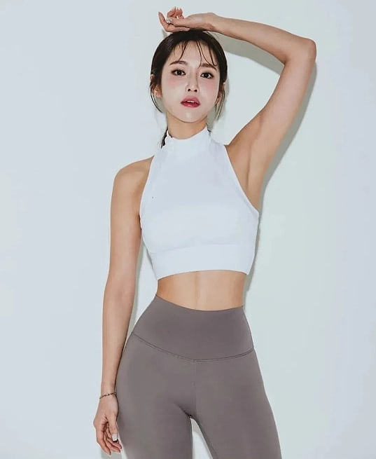 韩国健身美女，五官精致，S型身材充满女人味，坚持运动是关键 - 2