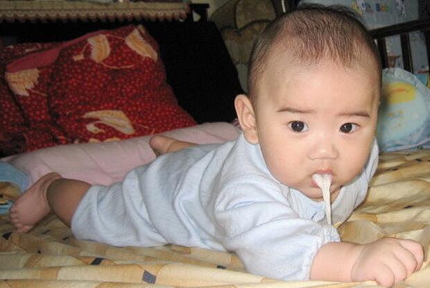 为什么小宝宝都爱吐奶？提醒：有效预防更重要，附具体方法 - 4