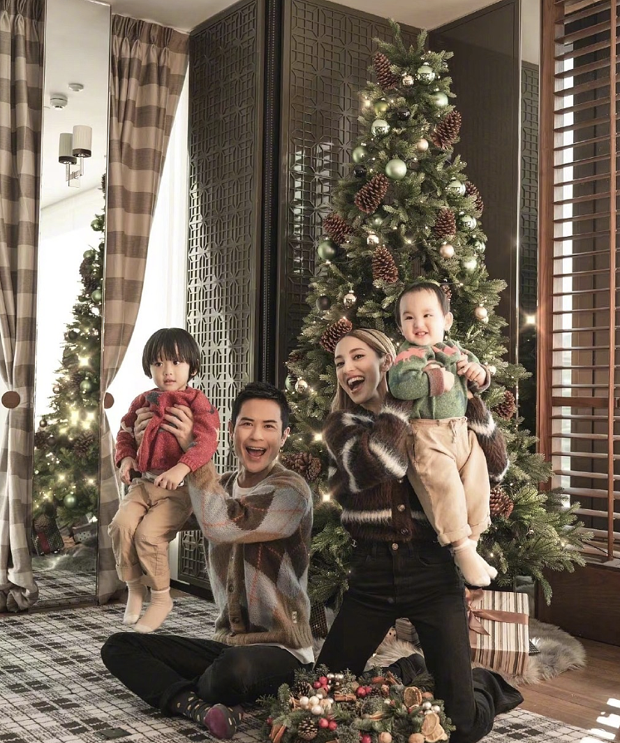 郑嘉颖圣诞节晒全家福，和陈凯琳给儿子们举高高，画面幸福洋溢 - 6