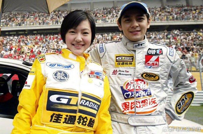 2004年，成龙慈善杯车赛活动上的女明星 - 8