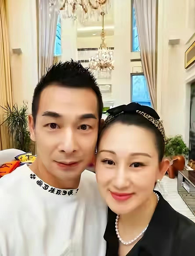 赵文卓一家现身机场，大女儿拎近3万元包，身高已超妈妈长腿吸睛 - 7