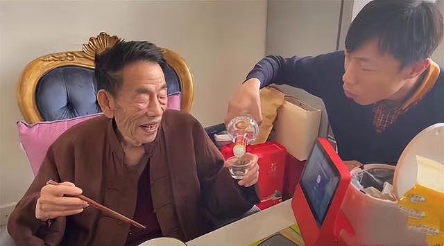90岁杨少华晚年仍拼酒肉，参加聚会满桌鱼肉，全程端盘夹肉吃不停 - 4