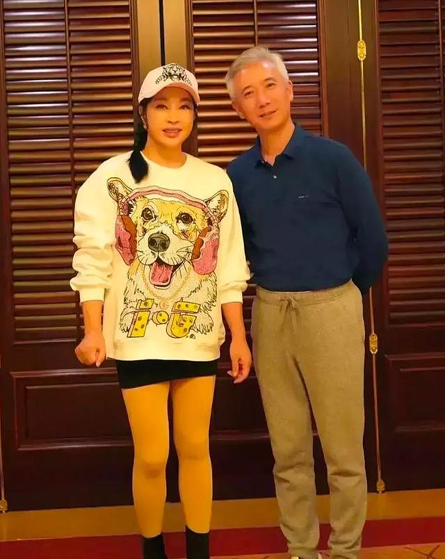 73岁的刘晓庆太敢穿了，超短裙、麻花辫，和同龄同学同框如两代人 - 2