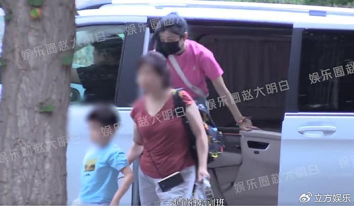 陈妍希带儿子学武术 用手机拍视频记录儿子成长 - 2
