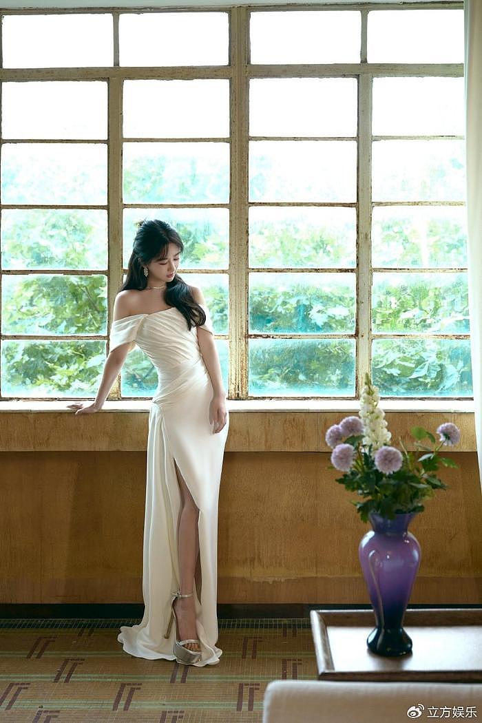 杨紫穿纯白一字肩长裙美似公主 高开叉造型秀出大长腿 - 6