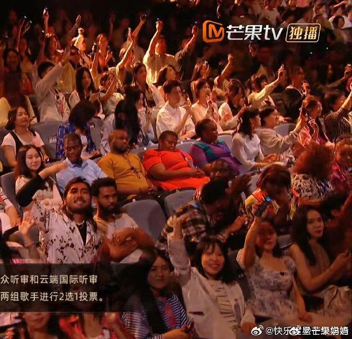 歌手直播时观众席的外国观众睡着了哈哈哈哈哈哈 - 1