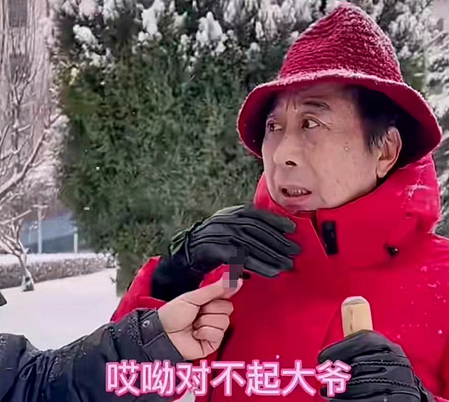 老艺术家冯巩近况曝光，拿铁锹上街为群众铲雪，却被误认成大妈 - 4
