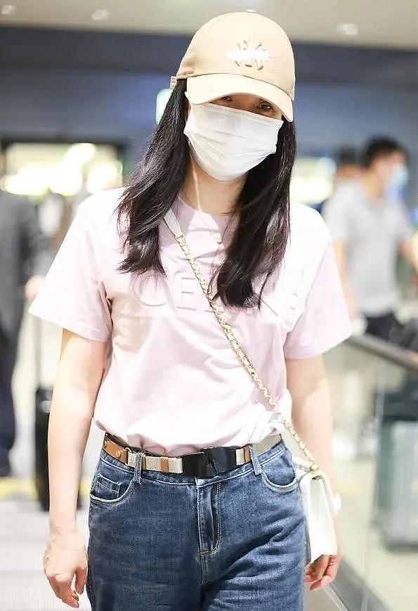 王艳一身低打扮走机场，T恤+牛仔裤+棒球帽，晴格格纯素颜太美 - 5