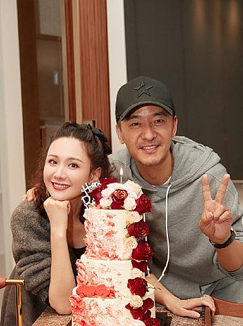 郭晓东庆祝结婚14周年，晒与老婆程莉莎合照，两人甜蜜亲吻超幸福 - 5