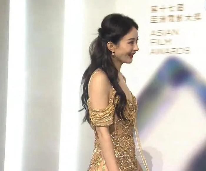 亚洲电影大奖这一夜，赵丽颖尴尬溢出屏幕了…… - 15