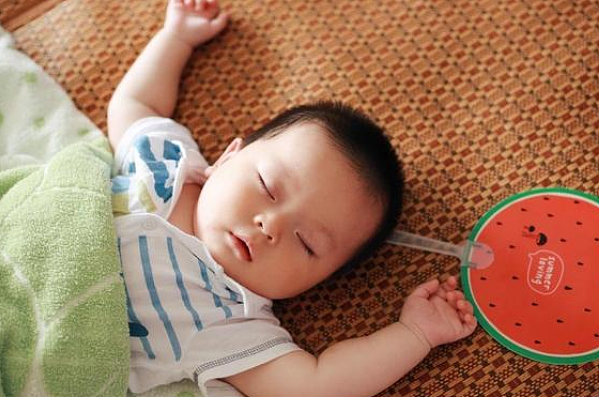 婴儿睡饱后的“小动作”，暗示其是个聪明娃，你家娃占了几个 - 1