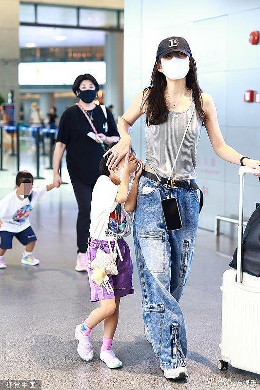 张子萱和家人带两个孩子现身虹桥机场 出发外地旅游 - 2