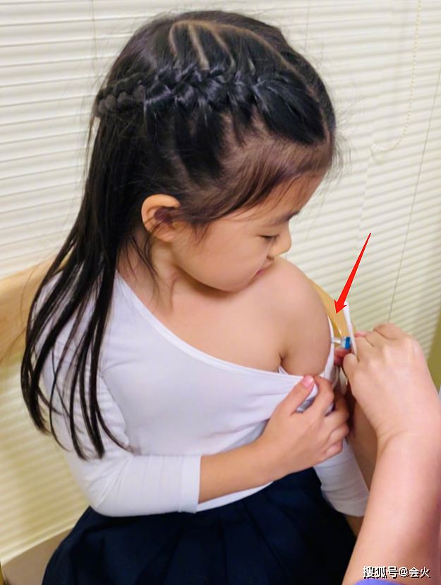 章子怡6岁的女儿打针不怕疼！盯着针头扎入胳膊，一脸淡定胆子超大 - 4