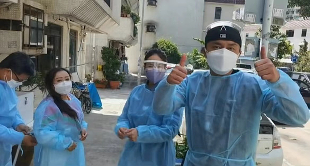 港星杨明携女友当志愿者，为确诊病人送物资做核酸，网友一片好评 - 6