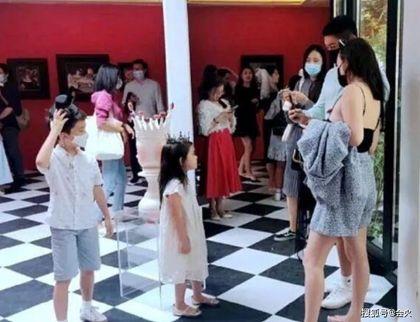 杜江霍思燕逛街被拍！7岁儿子抱玩具不撒手，一旁小女孩十分抢镜 - 6