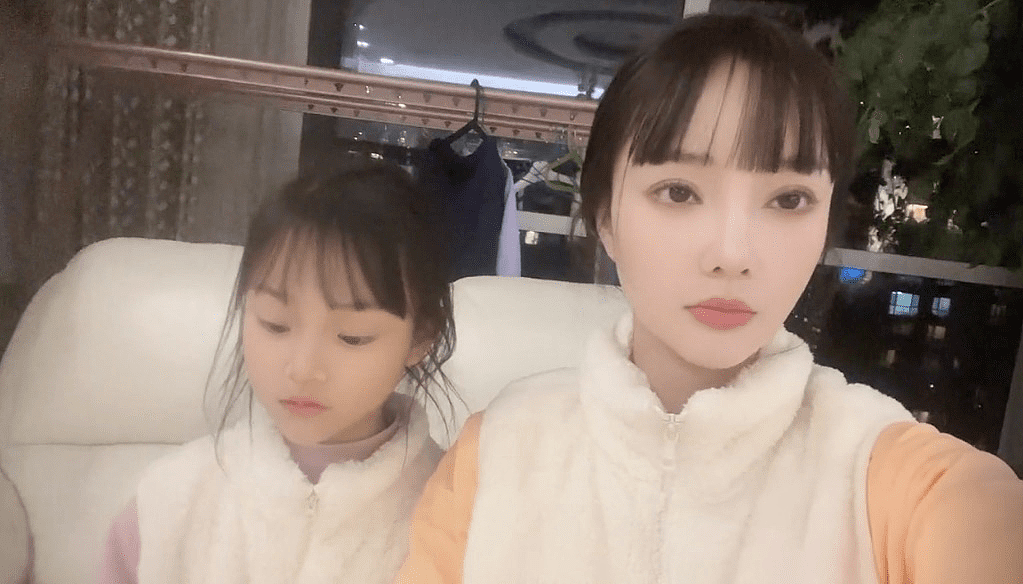 甜馨剪齐刘海和李小璐拍视频，母女拥有同款发型和脸型如姐妹花 - 2
