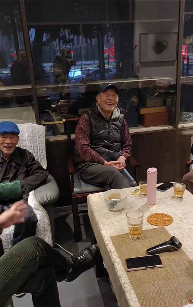 90岁杨少华与儿孙聚会，身形消瘦仍爱吃肉抽烟，一家六口如复制 - 5