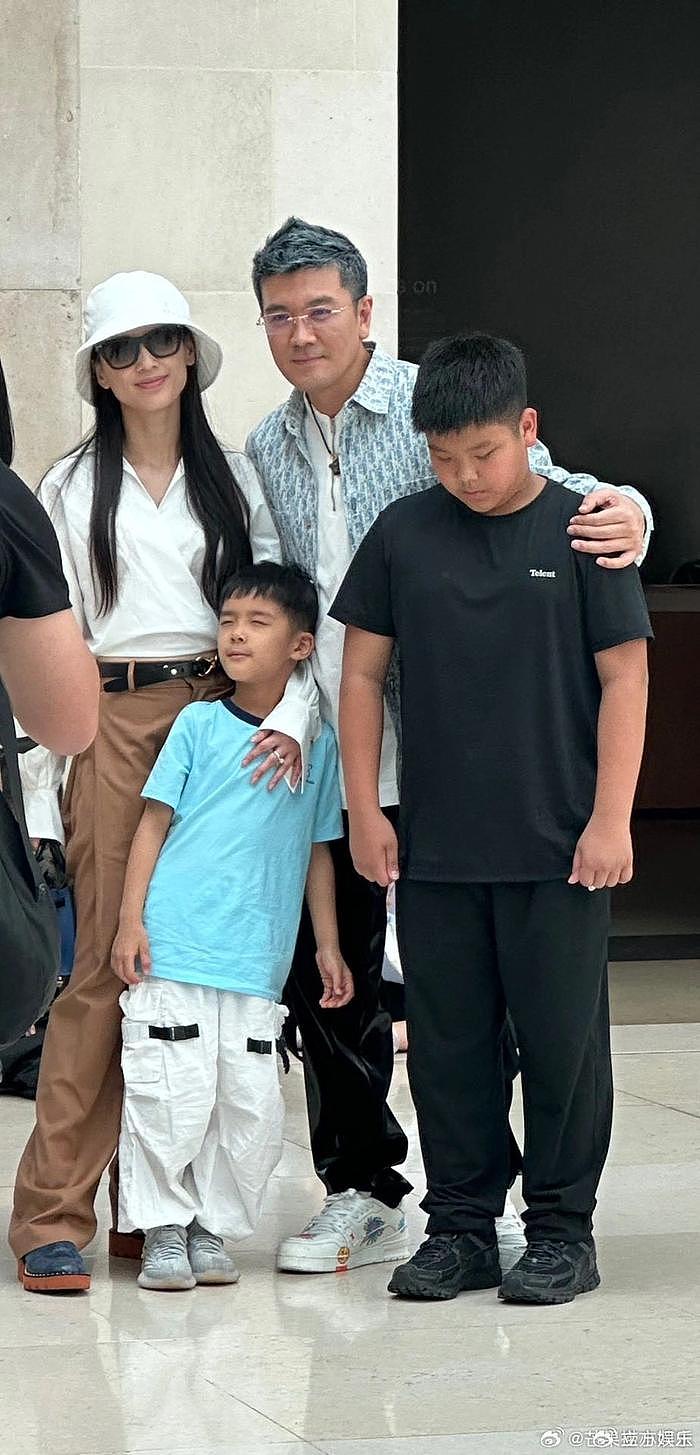 杨子黄圣依带两个儿子逛大英博物馆 安迪身高已到爸爸肩膀 - 1