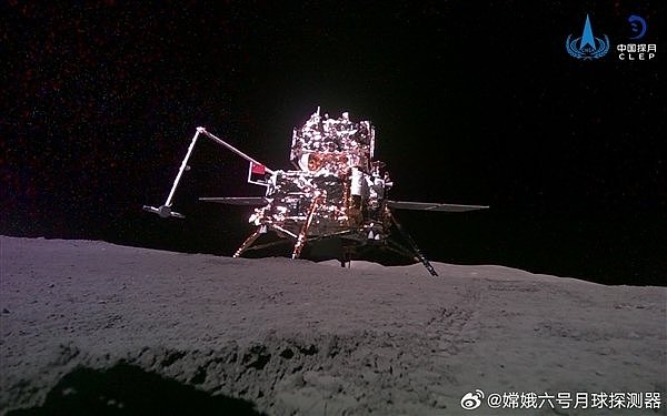 官方揭秘月球上嫦娥六号这张合影是谁拍的：带了月面自主智能微小机器人 全自动拍摄 - 1