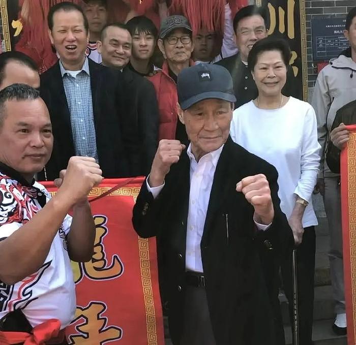 80岁港星回广州祭祖，刚做完大手术，行动不便仍配合摆拳击姿势 - 5