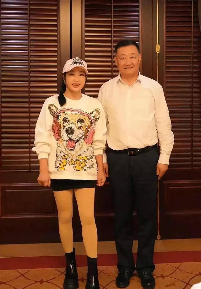 73岁的刘晓庆太敢穿了，超短裙、麻花辫，和同龄同学同框如两代人 - 4