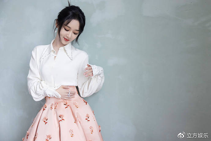 杨紫晒活动造型写真 白衬衫拼接粉裙似娇嫩蔷薇 - 8