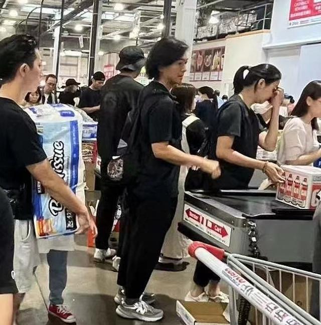 郑伊健现身日本超市被偶遇，旁边朴素女大肚子突出被猜是蒙嘉慧 - 3