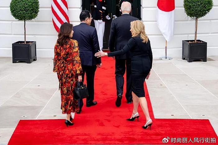 日本第一夫人闪耀美国国宴！穿花裙很惊艳，拜登夫人穿小黑裙不输 - 9