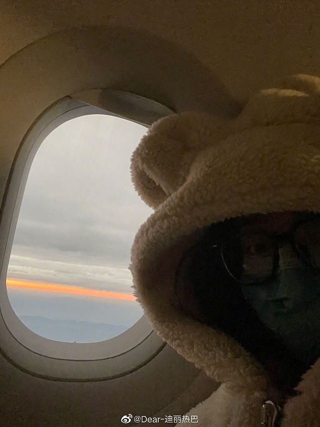 迪丽热巴分享飞机上小熊衣服自拍，对着镜头比耶超可爱 - 4
