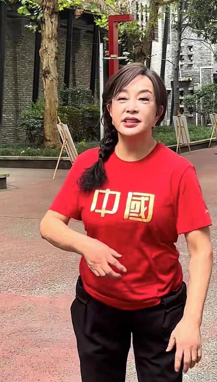 网友拍摄的刘晓庆，才是最真实的古稀老人模样，活成自己的大女主 - 5