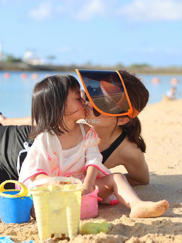 杨怡罗仲谦一家出去海滩享受日光浴：夫妻俩开心合影，与女儿亲吻 - 3