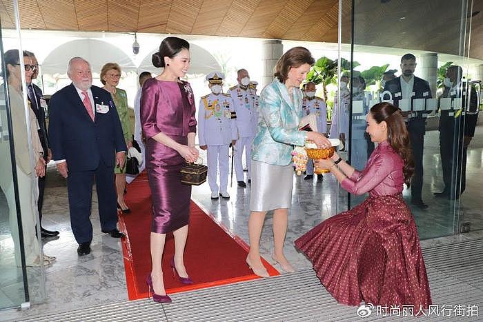 泰国王后这次好惊艳！和80岁瑞典王后同框亮相，她穿紫裙把人美到 - 6