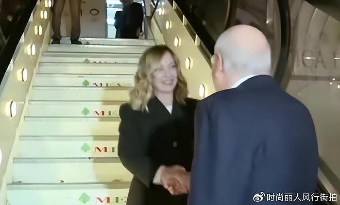 糗大了！黎巴嫩总理把意大利女总理秘书当成总理，还拥抱送吻面礼 - 8