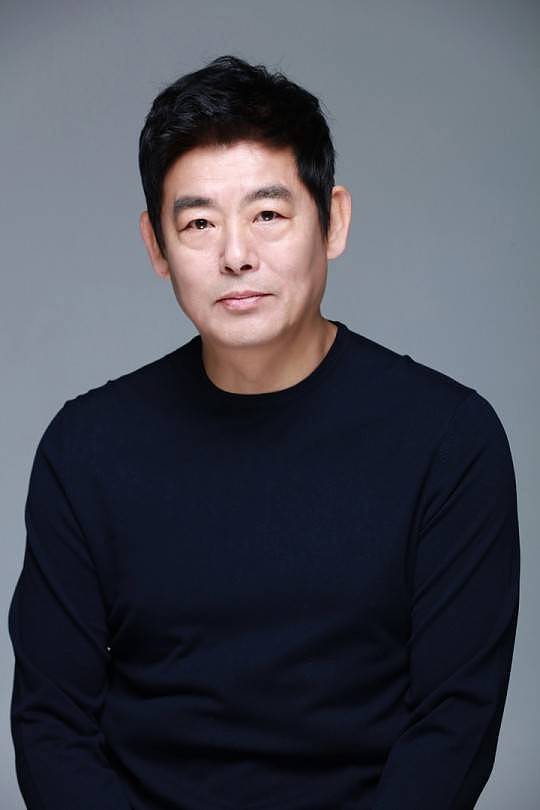 韩国男演员成东镒将出演新剧《深夜照相馆》 将于今年上半年开拍 - 1