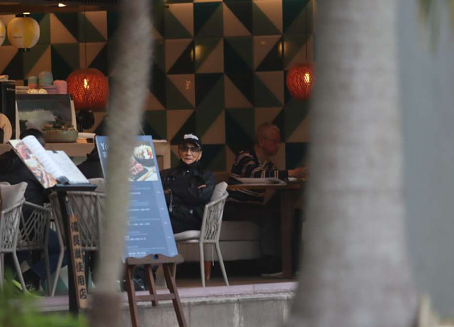 85岁谢贤逛街喝咖啡享受退休生活 拄着拐杖走进餐厅时差点跌倒 - 5