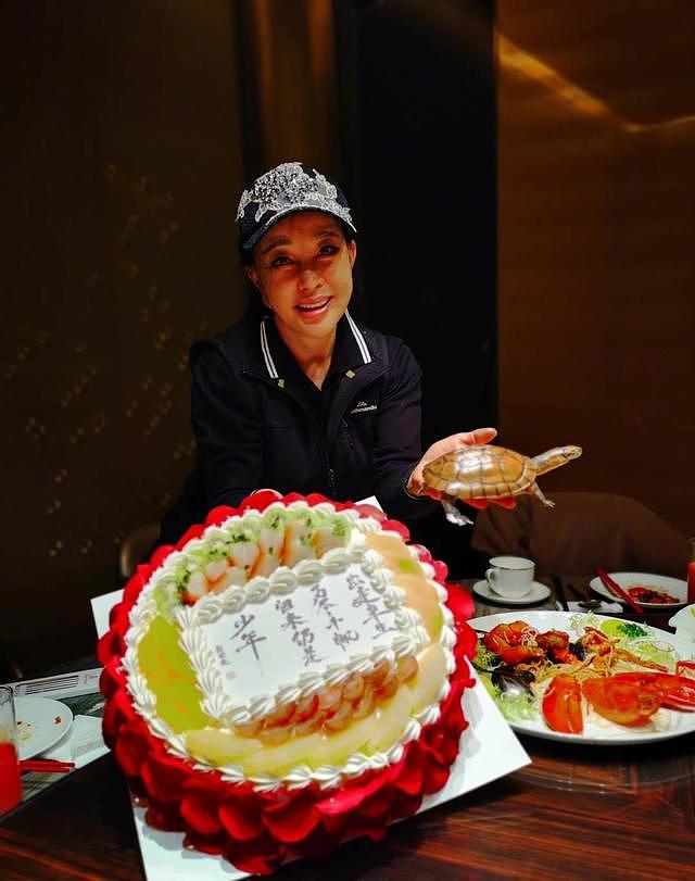 刘晓庆喜迎69岁生日，一手握乌龟笑容甜，前一晚曾带货直播到凌晨 - 2