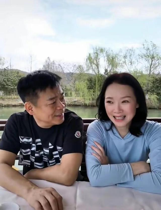 55岁孙浩带爸妈杭州旅游，和妈妈长相似复制粘贴，至今未婚没孩子 - 7
