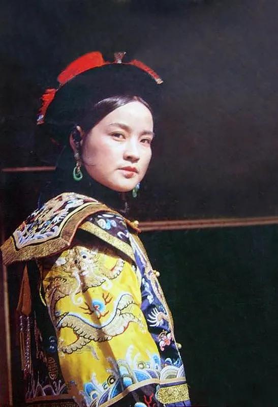 刘晓庆晒早年清宫剧照，拍戏时她在片场讨饭，被后勤人员气哭 - 4