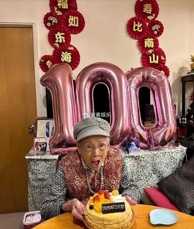 梅艳芳母亲提前庆祝100岁，戴佛珠吃寿桃，希望还能再活20年 - 4