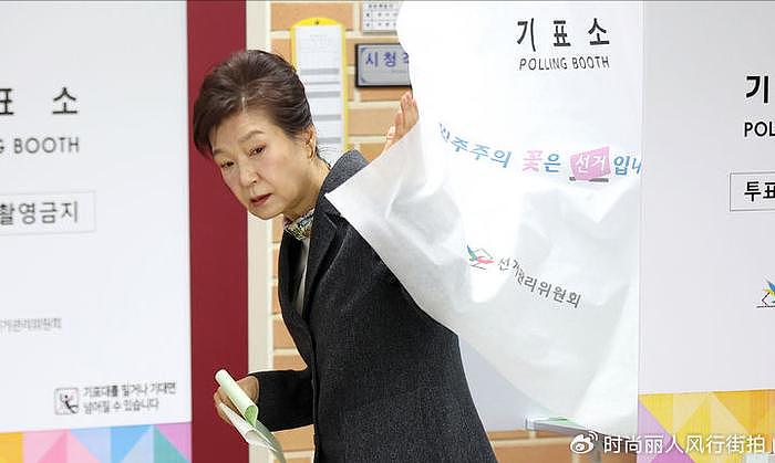 71岁朴槿惠最新亮相！小西装配印花丝巾好精致，脸上没啥皱纹很嫩 - 6