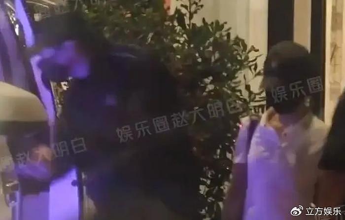 王以纶恋情疑似曝光 与女友人打羽毛球至深夜 - 7