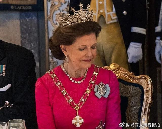 瑞典王室举行国宴！芬兰第一夫人穿香槟金太美，81岁王后穿芭比粉 - 8