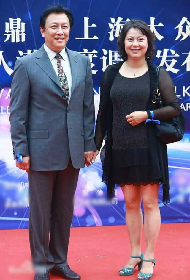 70岁唐国强现身饭店聚会，二婚妻子壮丽露面，夫妻俩被赞举止亲切 - 13