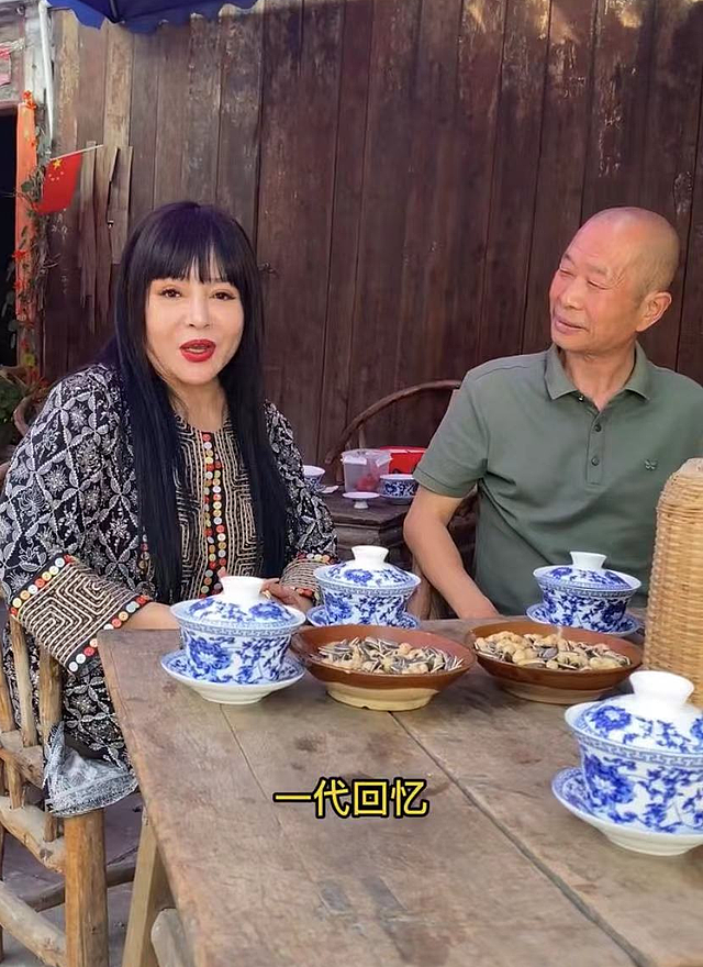 台湾歌手千百惠定居成都生活，坐路边平价小店喝茶，无人识笑开怀 - 4