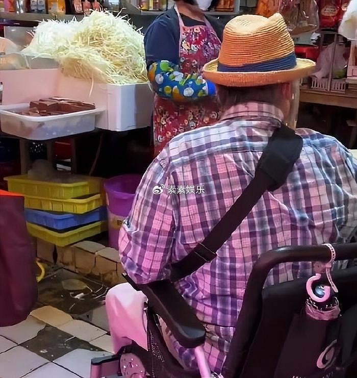 72岁洪金宝坐轮椅给乞丐送钱，亲自将500元递到乞丐手中 - 10