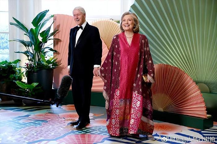 76岁希拉里和克林顿牵手出席白宫国宴！穿刺绣长袍风采依旧，霸气 - 11